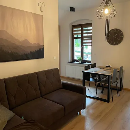 Przystanek - Ul Komuny Paryskiej 3 *